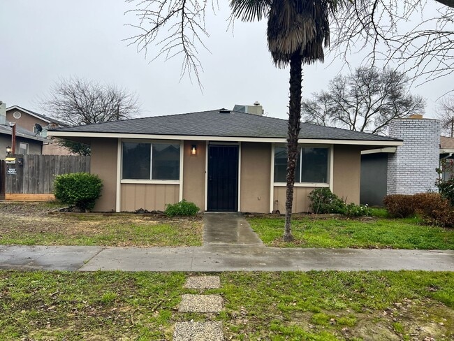 Building Photo - Riverside Unit B