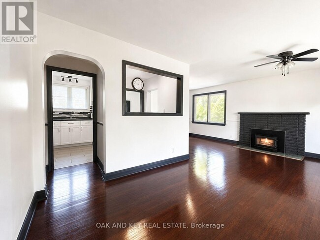 Photo - 307 Springbank Ave N
