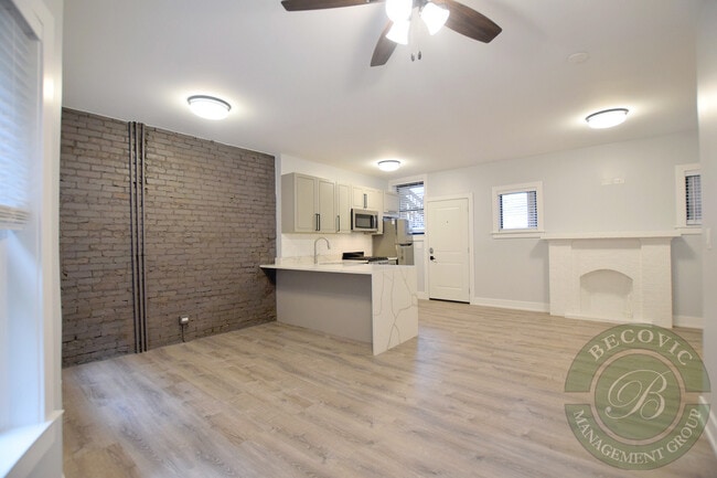 7742 N Eastlake Ter