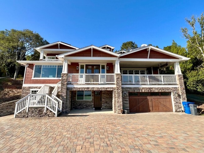 Photo - Spectacular views, gracious living areas, superb entertaining space....5 minutes to downtown, 2 m...