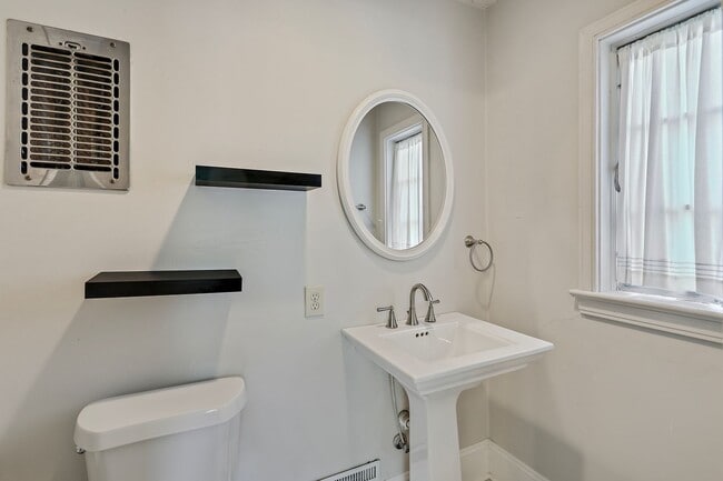 Photo - 3 bedroom, 2 bathroom in Northeast Jackson!