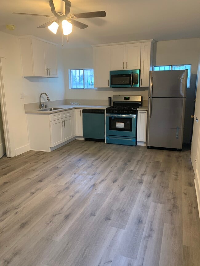 Photo - 627 W 79th St Unidad 3