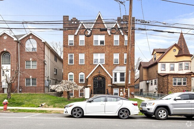 Building Photo - 128 Chestnut St Rental