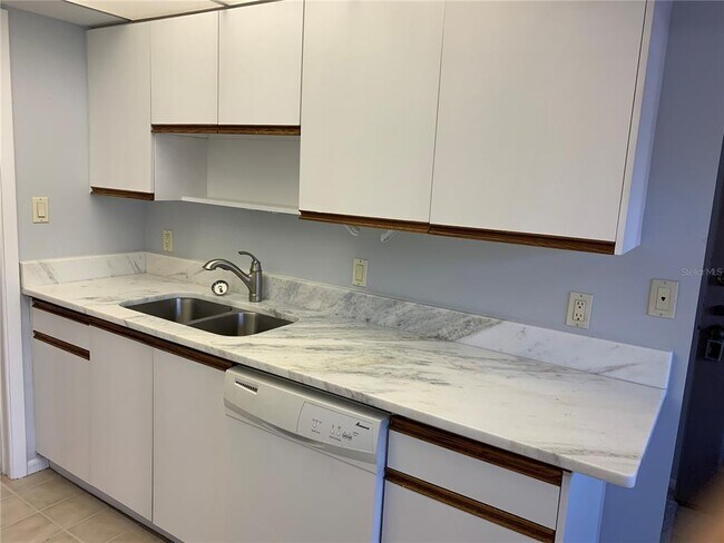 Photo - 1320 Pasadena Ave S Unidad 107