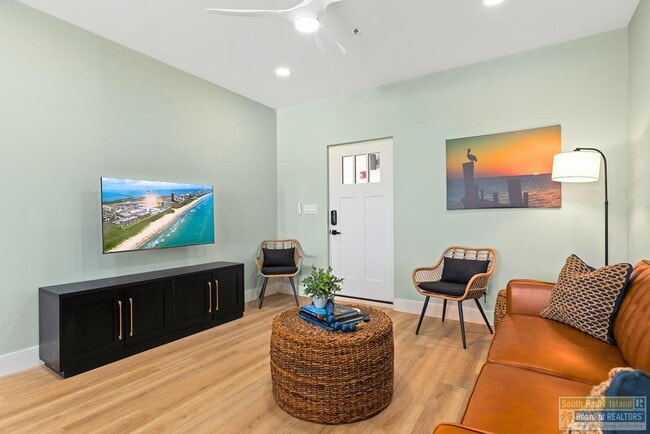 Building Photo - 111 W Sunny Isle Dr Unit 402