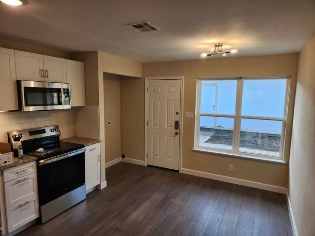 Kitchen - 815 Sun Valley Dr