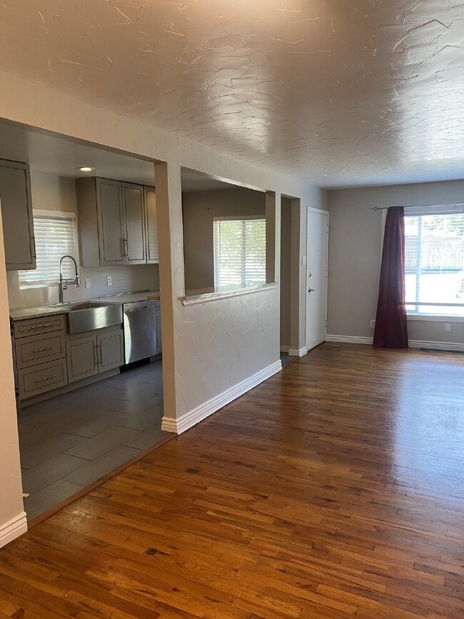 Photo - MOVE IN SPECIAL: Move in before November 2...