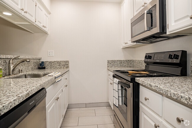 2BR, 1.5BA - 875SF