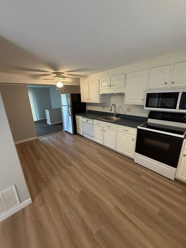 Photo - 136 Canterbury Ln