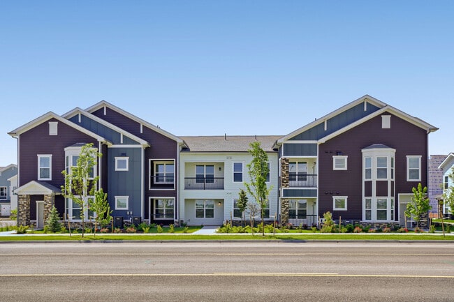 Bienvenido a casa en Garrett Harvest Junction West: nuevos apartamentos en Longmont, Colorado, con arquitectura de inspiración artesanal, detalles en piedra y exuberantes jardines justo al lado de Bountiful Ave.
