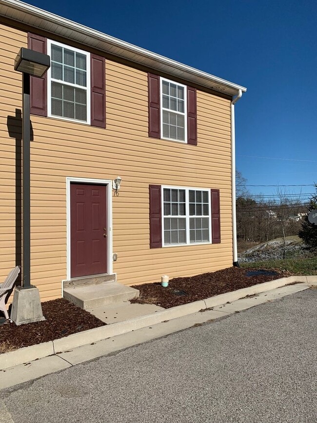Photo - 10 Station Ln NE