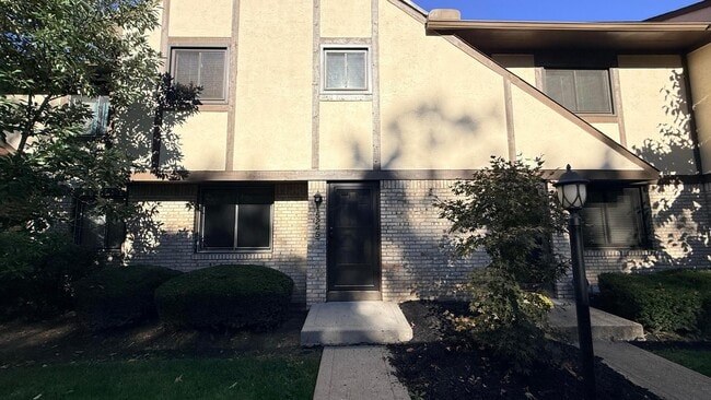 Building Photo - 5245 Wood Run Blvd Unit 87