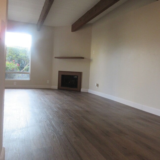 Building Photo - AVAILABLE NOW! Charming and Spacious Townhouse in Great Midtown Location! Unit 1411-3