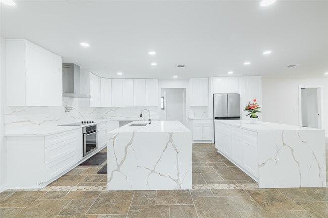 Photo - 10055 Larston St