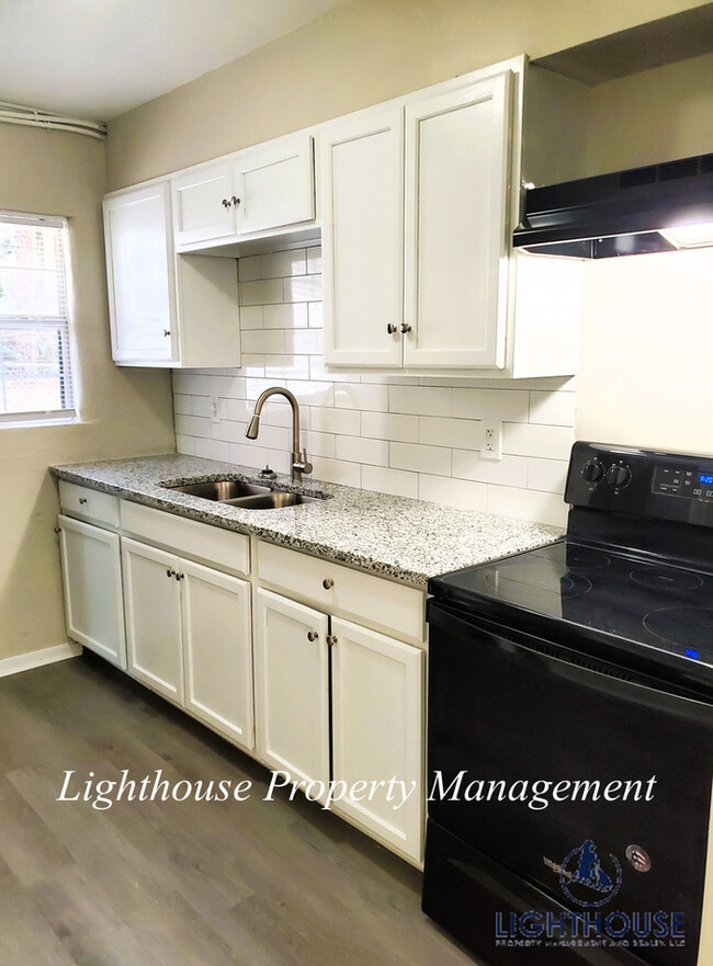 Building Photo - NEWLY RENOVATED 3 bed/2 bath!