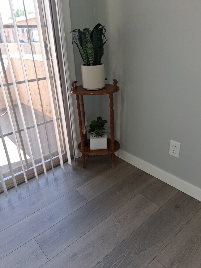 8014 Woodman Ave Unit 14