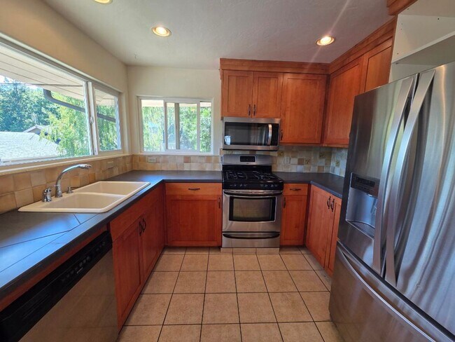 495 Jennifer St