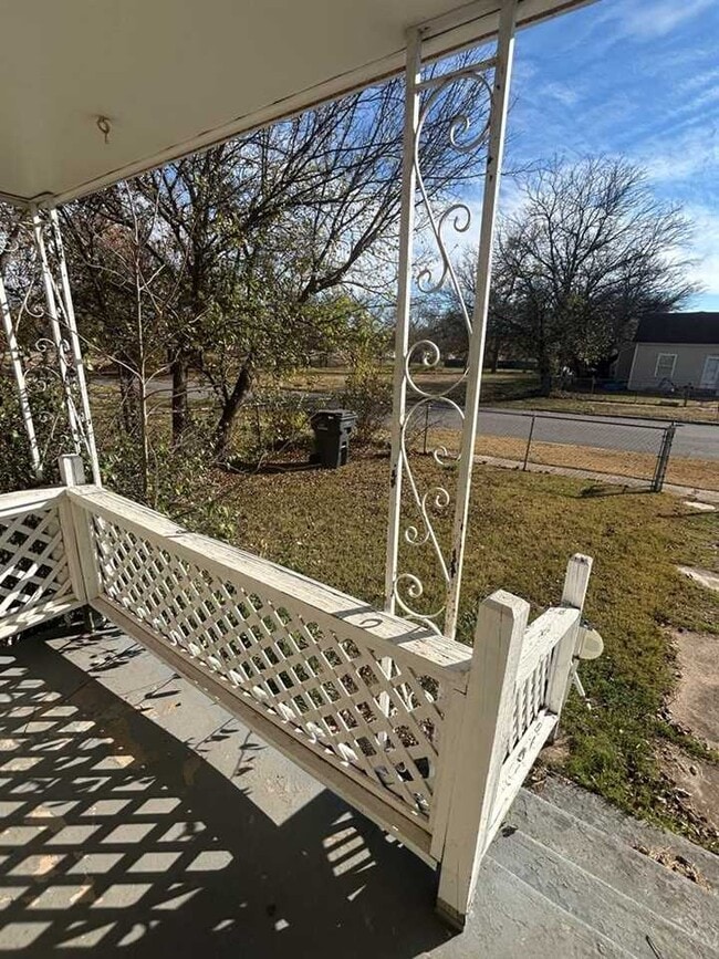 Photo - 815 SW H Ave