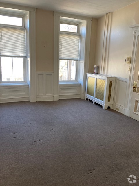 living room - 529 S Centre St Rental