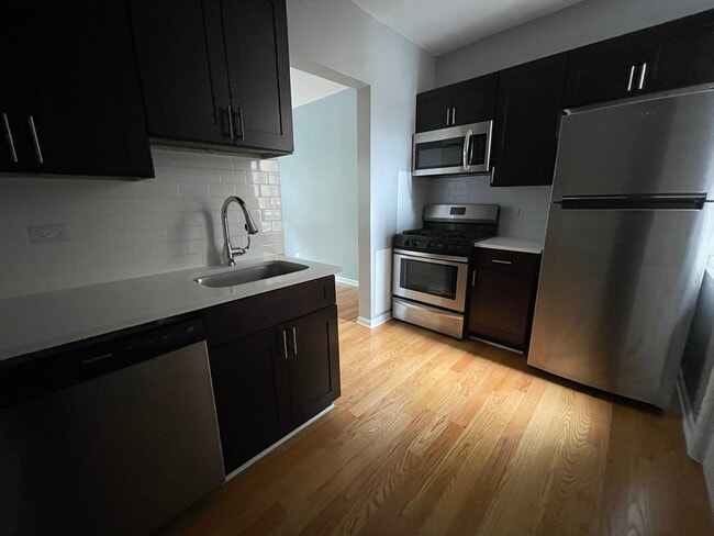 Building Photo - 1648 W Pratt Blvd Unit 2J Rental