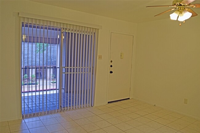 Building Photo - 12633 Memorial Dr Unit 3/16