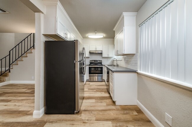 Building Photo - Recently Renovated 2 Bedroom 1 Bath, Two-L... Unit 12 North