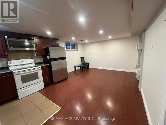 Photo - 23 Ada Crescent