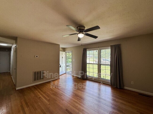 Photo - 7220 Ainsley St