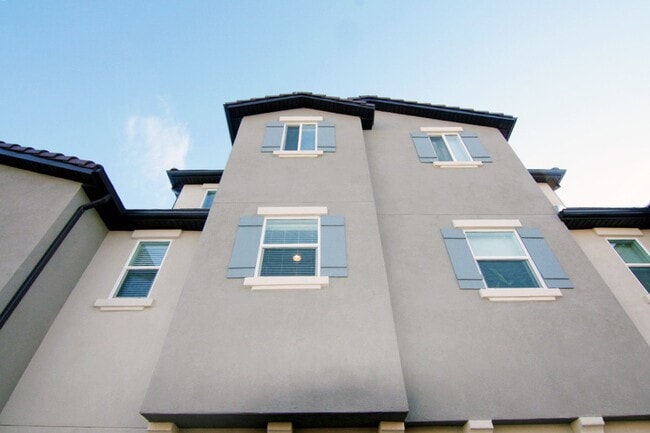 Photo - Clean, modern, move-in ready townhouse!