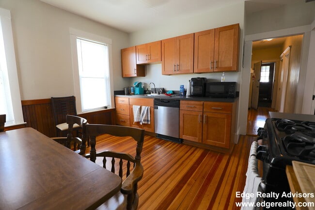 Building Photo - 39 Foster St Unit 3