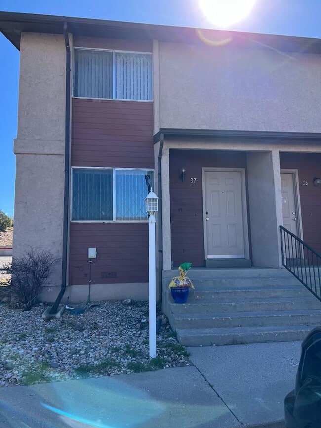 Building Photo - Nicely Maintained Condo!