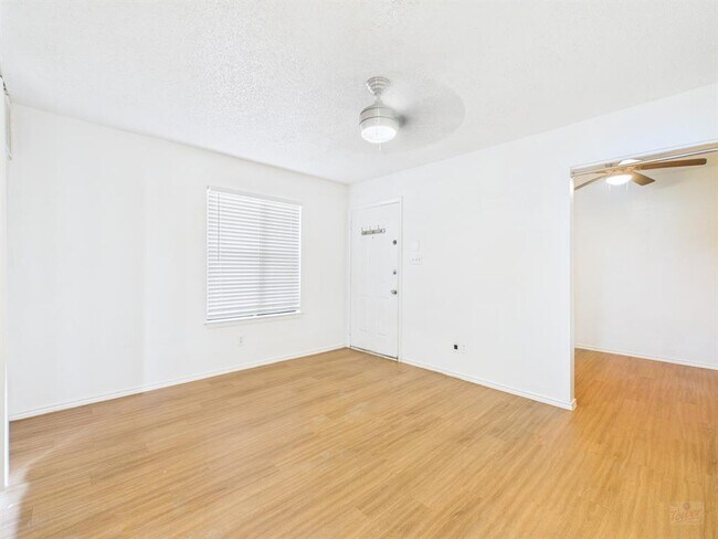 Photo - 2500 Burleson Rd Unidad 201