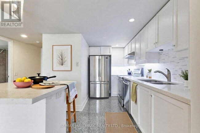 Photo - 123 Eglinton Ave E Unit 607