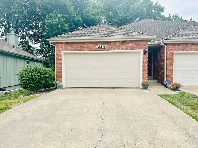 Building Photo - {12311} Spacious Townhome in Desirable OP ...