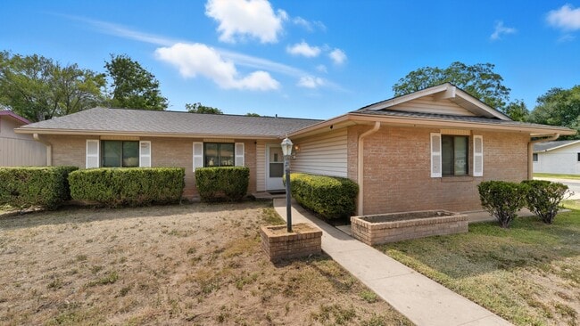 Photo - 140 Cloverleaf Dr