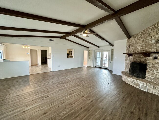 Photo - 211 Uecker Dr