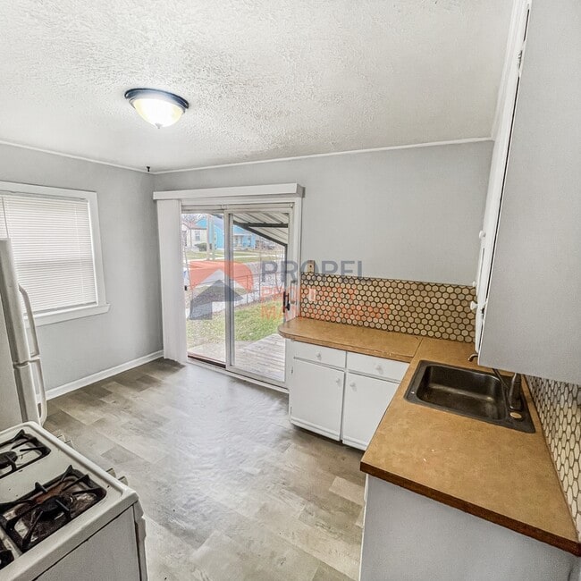 Photo - 27645 Avondale St