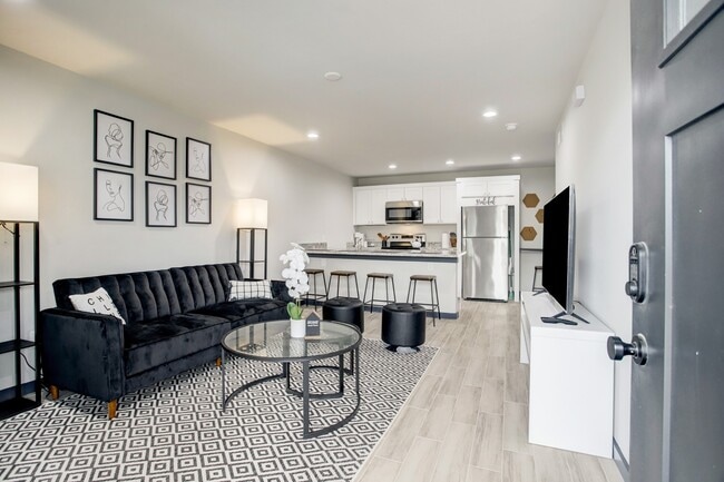 Building Photo - 3448 Elgin St Unit 5