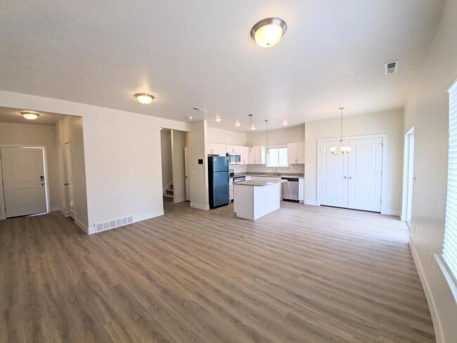 Photo - 1048 W 600 S