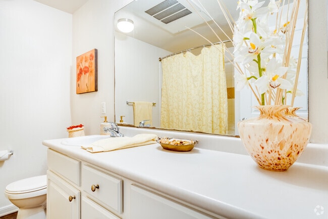 2BR, 1BA - 977SF