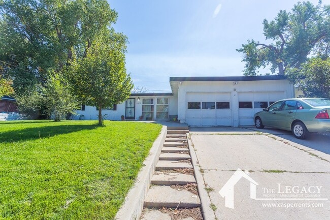 Building Photo - Large Ranch Style Home