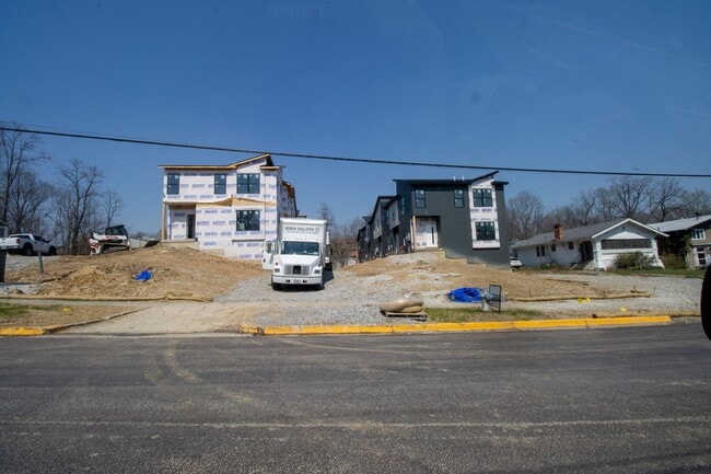 Photo - Brand New Construction on East Campus! Unidad 102