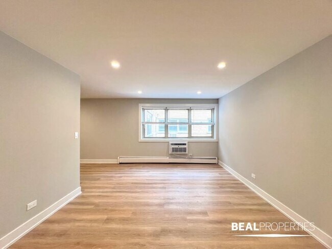 Building Photo - 1 bedroom in CHICAGO IL 60657 Unit 404 Rental