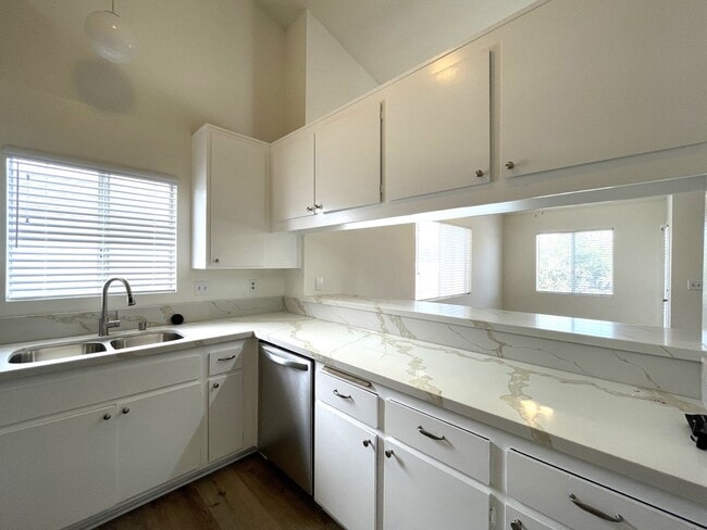 Building Photo - 1158 Cypress Ave Unit C Rental