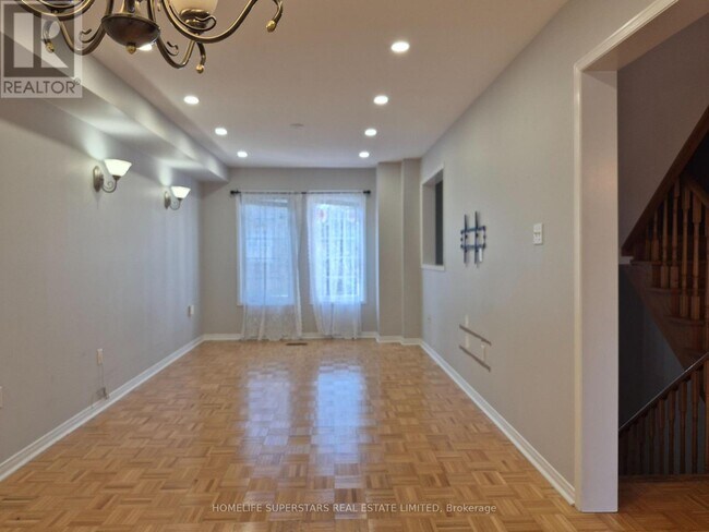 Photo - 19 Foxchase Ave
