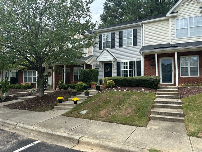 Lovely 2BR, 1.5 BA Townhome in Super Conve... - Lovely 2BR, 1.5 BA Townhome in Super Conve...