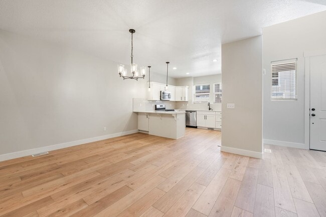 Building Photo - *Pet-Friendly* Townhome