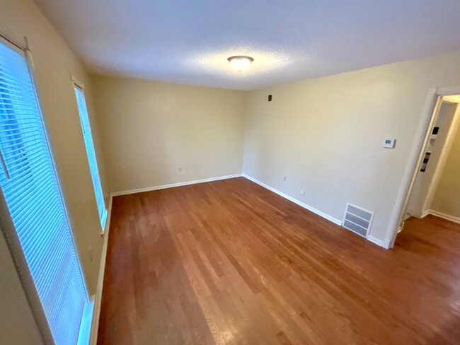 Photo - 5300 Pipers Gap Dr