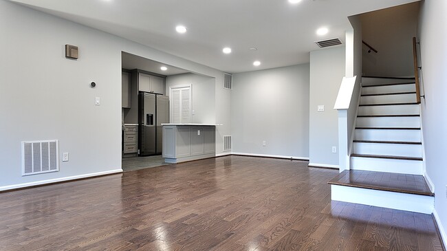 Amplia zona de estar - 603 Kirby Way