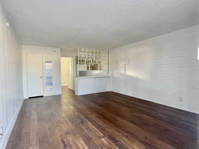 Photo - 301 W Helen St